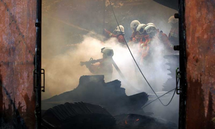 22 Unit Kendaraan Pemadam Kebakaran Diterjunkan Untuk Memadamkan Gudang Mebel Yang Terbakar di Surabaya