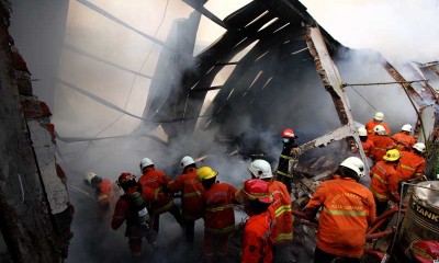 22 Unit Kendaraan Pemadam Kebakaran Diterjunkan Untuk Memadamkan Gudang Mebel Yang Terbakar di Surabaya