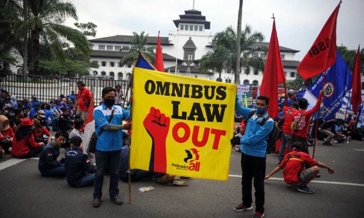Buruh di Bandung Gelar Aksi Tolak UU Cipta Kerja di Depan Gedung Sate