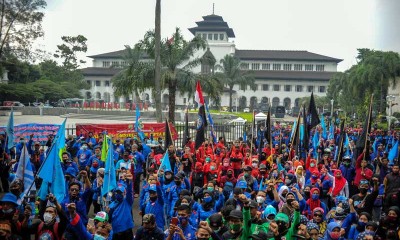 Buruh di Bandung Gelar Aksi Tolak UU Cipta Kerja di Depan Gedung Sate
