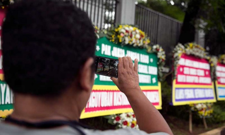 Karangan Bunga Berisi Dukungan Penuntasan Kasus Korupsi Asuransi Jiwasraya Penuhi Gedung Kejaksaan