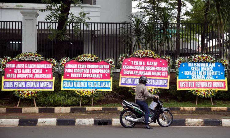 Karangan Bunga Berisi Dukungan Penuntasan Kasus Korupsi Asuransi Jiwasraya Penuhi Gedung Kejaksaan