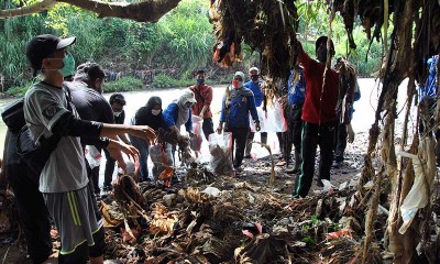 Peringati Hari Sumpah Pemuda, Relawan Lingkungan Bersihkah Sampah di Kali Ciliwung