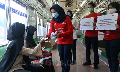 Peringati Sumpah Pemuda, KCI Bagikan 3.000 Masker Kepada Penumpang KRL