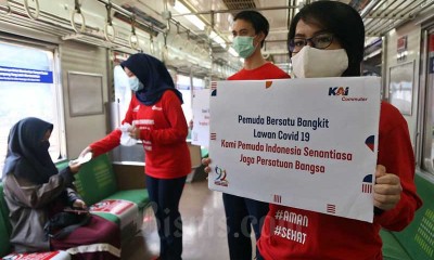 Peringati Sumpah Pemuda, KCI Bagikan 3.000 Masker Kepada Penumpang KRL