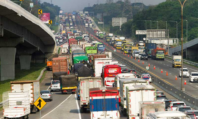 Volume Kendaraan di Jalan Tol Jakarta-Cikampek Menigkat 51,6 Persen Saat Libur Panjang