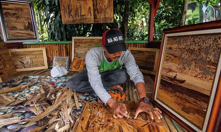 Perajin di Depok Membuat Lukisan di Pelepah Pisang