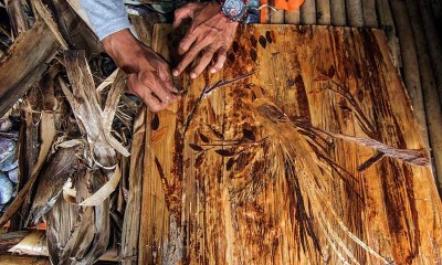 Perajin di Depok Membuat Lukisan di Pelepah Pisang