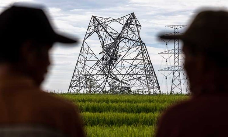 Menara Sutet 136 transmisi 500 KV jaringan Batang-Ungaran Milik PLN Roboh