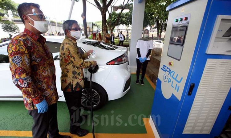 PLN Resmikan Stasiun Pengisian Kendaraan Listrik Umum (SPKLU) di Bandung