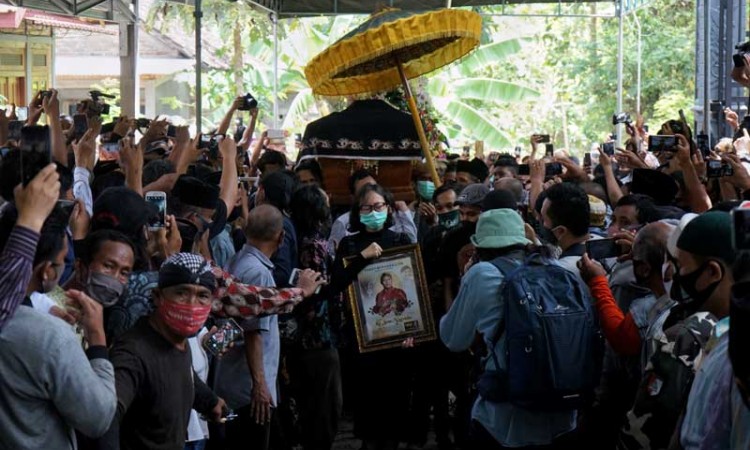 Prosesi Pemakaman Dalang Wayang Kulit Ki Seno Nugroho