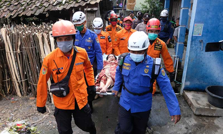 Relawan Mulai Mengevakuasi Warga Yang Sakit Menyusul Meningkatnya Status Gunung Merapi Menjadi Waspada Level III