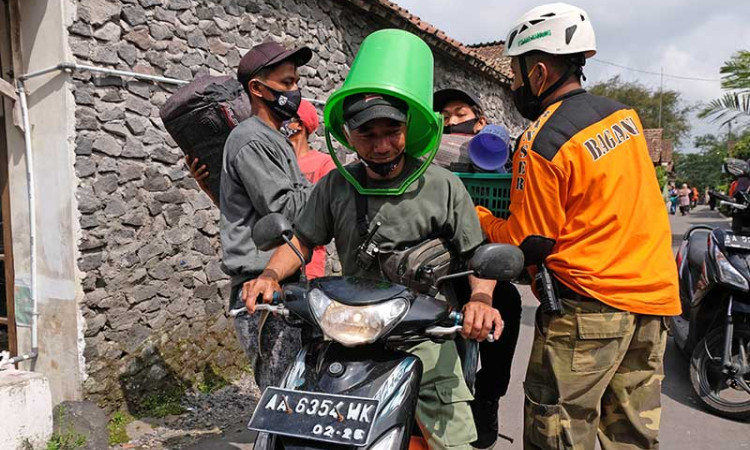 Relawan Mulai Mengevakuasi Warga Yang Sakit Menyusul Meningkatnya Status Gunung Merapi Menjadi Waspada Level III