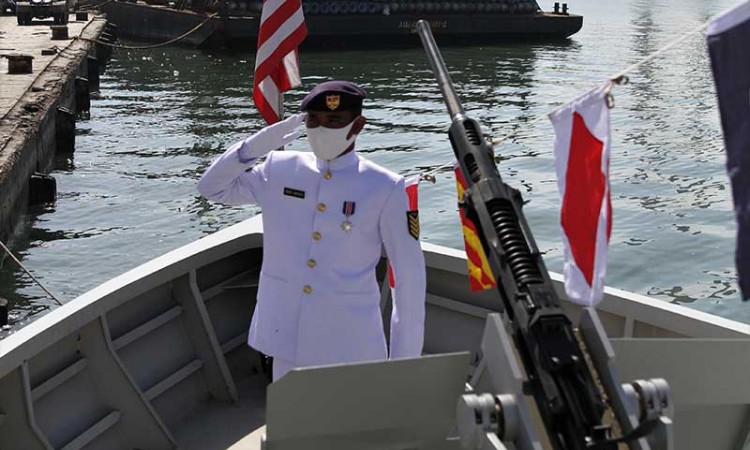 Prajurit TNI Angkatan Laut Berikan Hormat Bagi Para Pahlawan Di atas Kapal Laut Pulau Labengki 