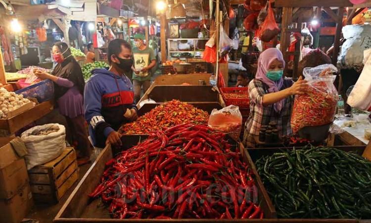 Omzet Pedagang Pasar Tradisional Menurun Hingga 70 Persen Akibat Pandemi