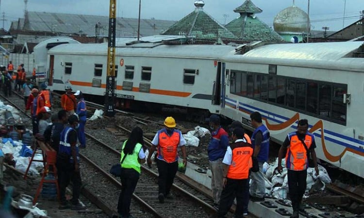 Rangkaian Gerbong Kereta Api Anjlok di Malang