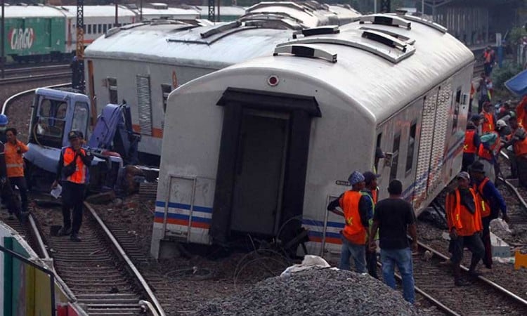 Rangkaian Gerbong Kereta Api Anjlok di Malang