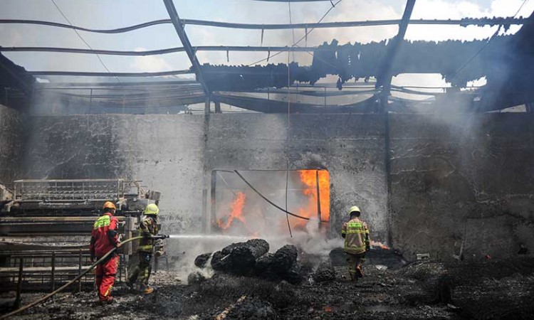 Pabrik Kasur di Jawa Barat Hangus Terbakar