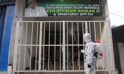 Polda Metro Jaya Semprotkan Disinfekatan di Area Markas FPI