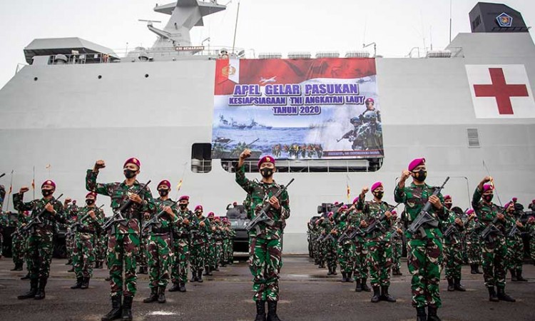 Prajurit TNI mengikuti Apel Gelar Pasukan Kesiapsiagaan TNI Angkatan Laut Tahun 2020