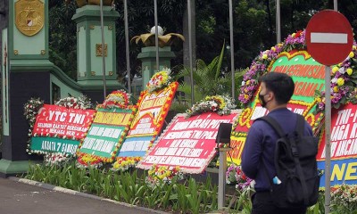 Karangan Bunga Berisi Dukungan Untuk TNI Penuhi Kodam Jaya