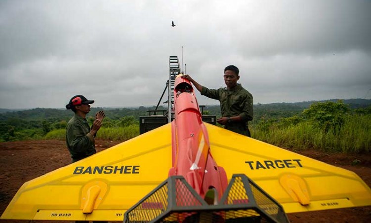 Prajurit TNI Terbangkan Drone Banshee Whirlwind Untuk Mengintai Musuh