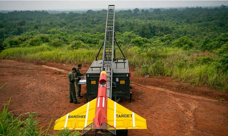 Prajurit TNI Terbangkan Drone Banshee Whirlwind Untuk Mengintai Musuh