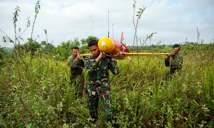 Prajurit TNI Terbangkan Drone Banshee Whirlwind Untuk Mengintai Musuh