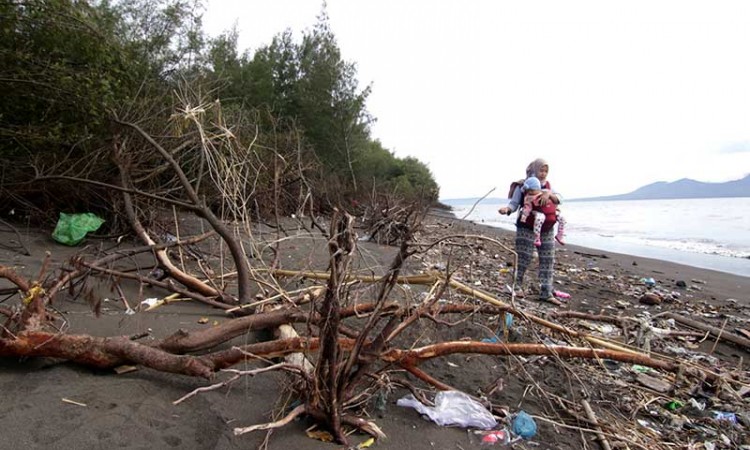 Gelombang Tinggi Membuat Pantai Cemara di Banyuwangi Dipenuhi Sampah