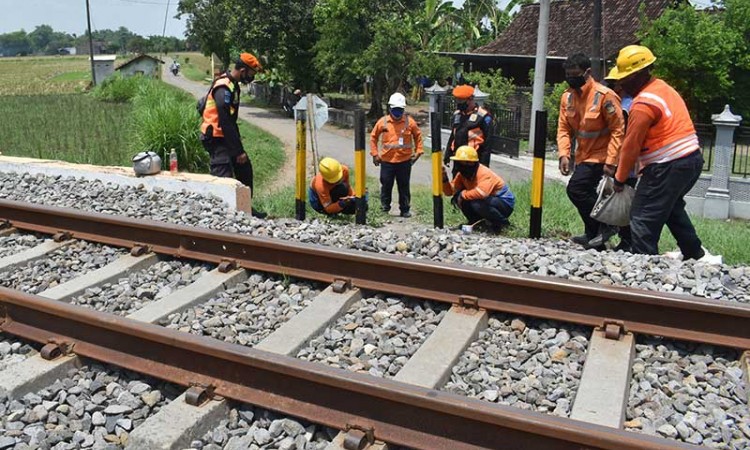 KAI Tutup Pelintasan Liar Jalur Kereta di Madiun