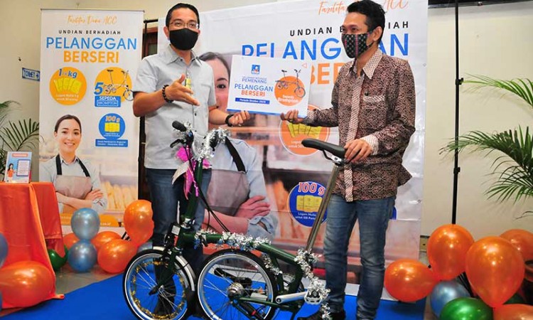 Astra Credit Companies (ACC) Serahkan Hadiah Sepeda Brompton Kepada Pemenang Undian Pelanggan Berseri ACC
