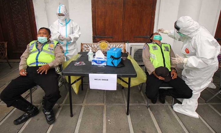 1.131 Anggota Polisi Ikuti Swab Test Covid-19 Jelang Pilkada Serentak di Surabaya