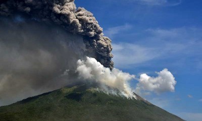  Gunung Api Ili Lewotolok di Kabupaten Lembata NTT Keluarkan Larva Pijar