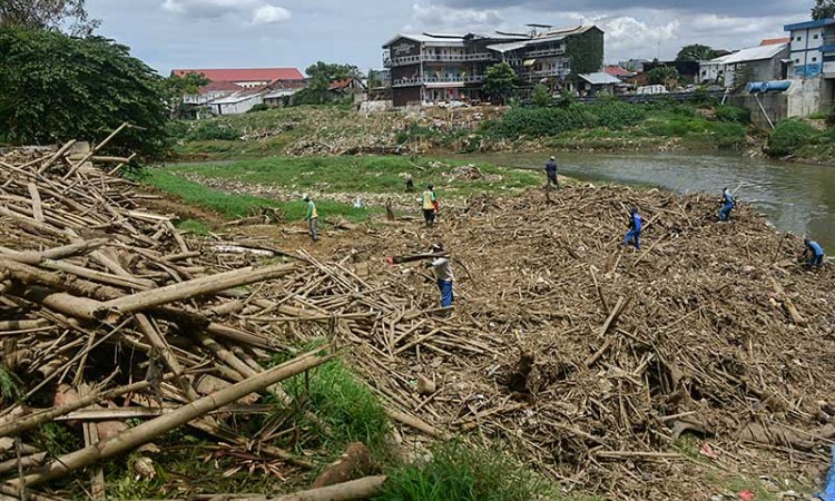 Antisipasi Banjir, Petugas Sumber Daya Air Bersihkan Kali Bekasi