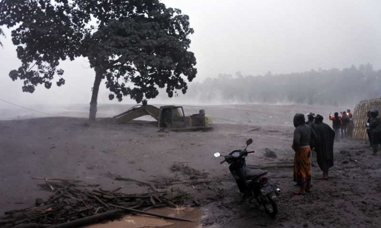 Jalan Antar Kecamatan Lumajang Terputus Banjir Lahar Dingin Akibat Meletusnya Gunung Semeru