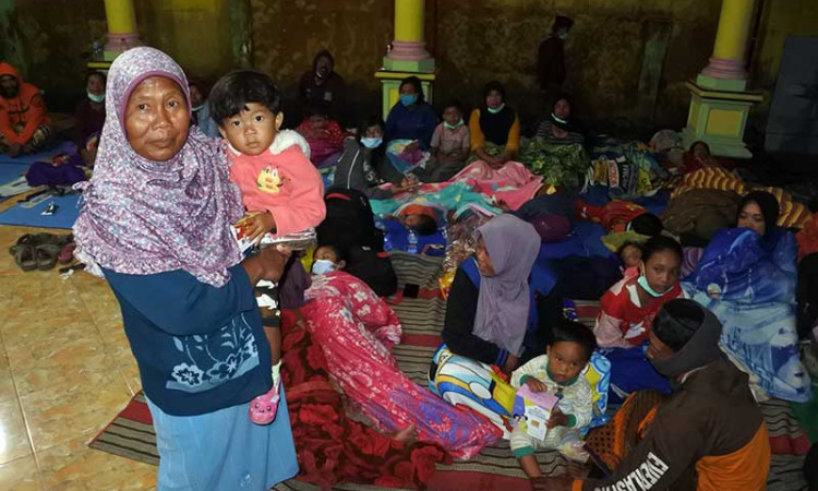 Warga Mengungsi di Balai Desa dan Gedung Sekolah Saat Erupsi Gunung Semeru