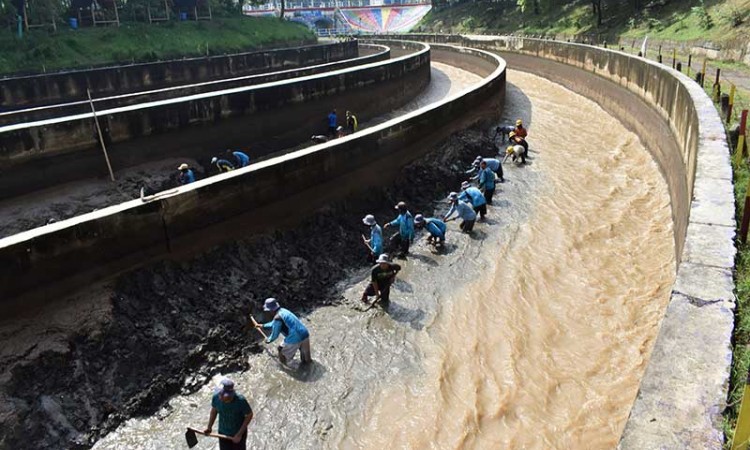 Antisipasi Banjir, Dam Jati Sungai Madiun di Jawa Timur Dilakukan Pengerukan Sedimen