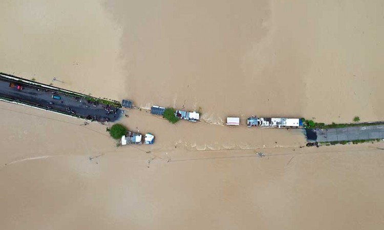 Banjir Putus Jalur Penghubung Kabupaten Banyumas-Purbalingga 