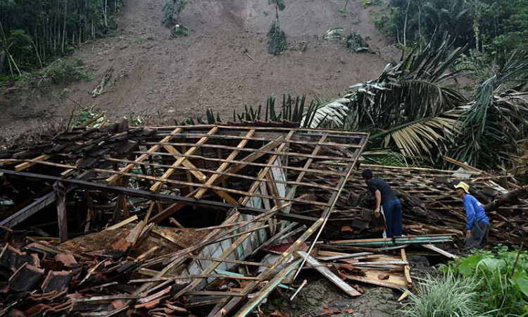 Intensitas Hujan Tinggi, Sejumlah Daerah di Garut Alami Bencana Tanah Longsor