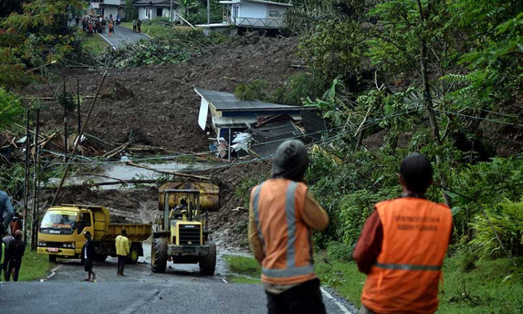 Intensitas Hujan Tinggi, Sejumlah Daerah di Garut Alami Bencana Tanah Longsor