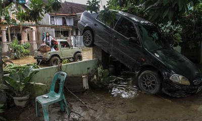 Evakuasi Warga Yang Rumahnya Kebanjiran di Medan, Sumatera Utara
