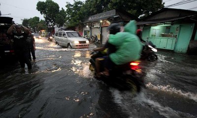 Diguyur Hujan Deras, Surabaya Terendam Banjir dan Sejumlah Pohon Tumbang