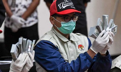 KPK Tunjukan Tumpukan Uang Senilai Rp14,5 Miliar Hasil OTT Pejabat Kemensos Terkait Korupsi Bansos 
