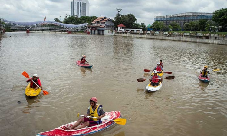 Bendungan Tirtonadi Solo Menjadi Tempat Untuk Berolahraga Kano