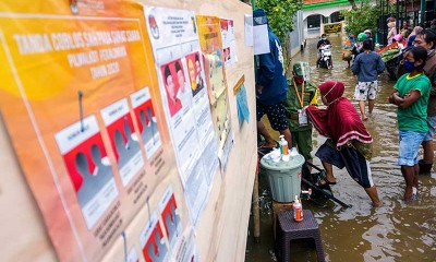 Warga Tetap Gunakan Hak Pilihnya Meski TPS Terendam Banjir