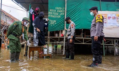 Warga Tetap Gunakan Hak Pilihnya Meski TPS Terendam Banjir