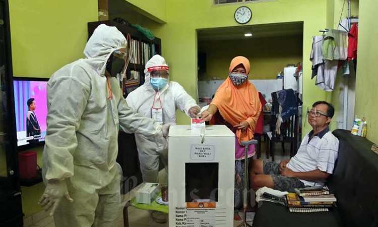 Petugas KPPS di Tangerang Selatan Datangi Warga Yang Sakit Agar Menggunakan Hak Pilihnya
