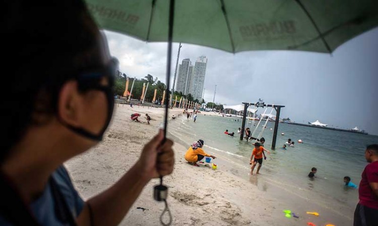 Pantai Ancol Dipadati Wisatawan Saat Libur Nasional Pilkada Serentak 2020