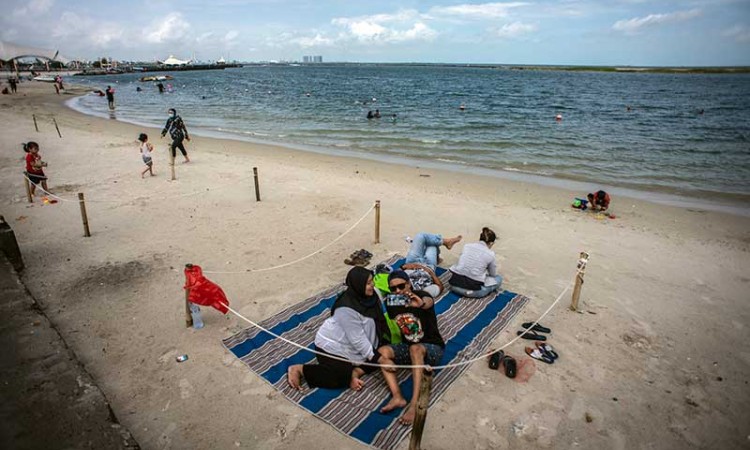 Pantai Ancol Dipadati Wisatawan Saat Libur Nasional Pilkada Serentak 2020