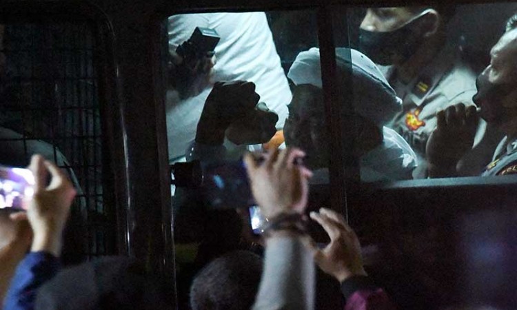 Gunakan Rompi dan Diborgol, Habib Rizieq Digiring ke Mobil Tahanan Polda Metro Jaya